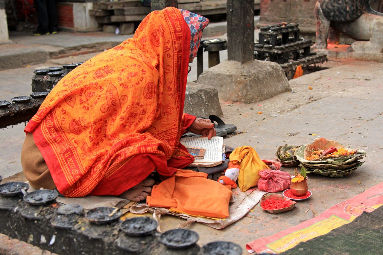 Gebet, das das heilige Buch rezitiert Kumbeshwar-Tempel in Patan