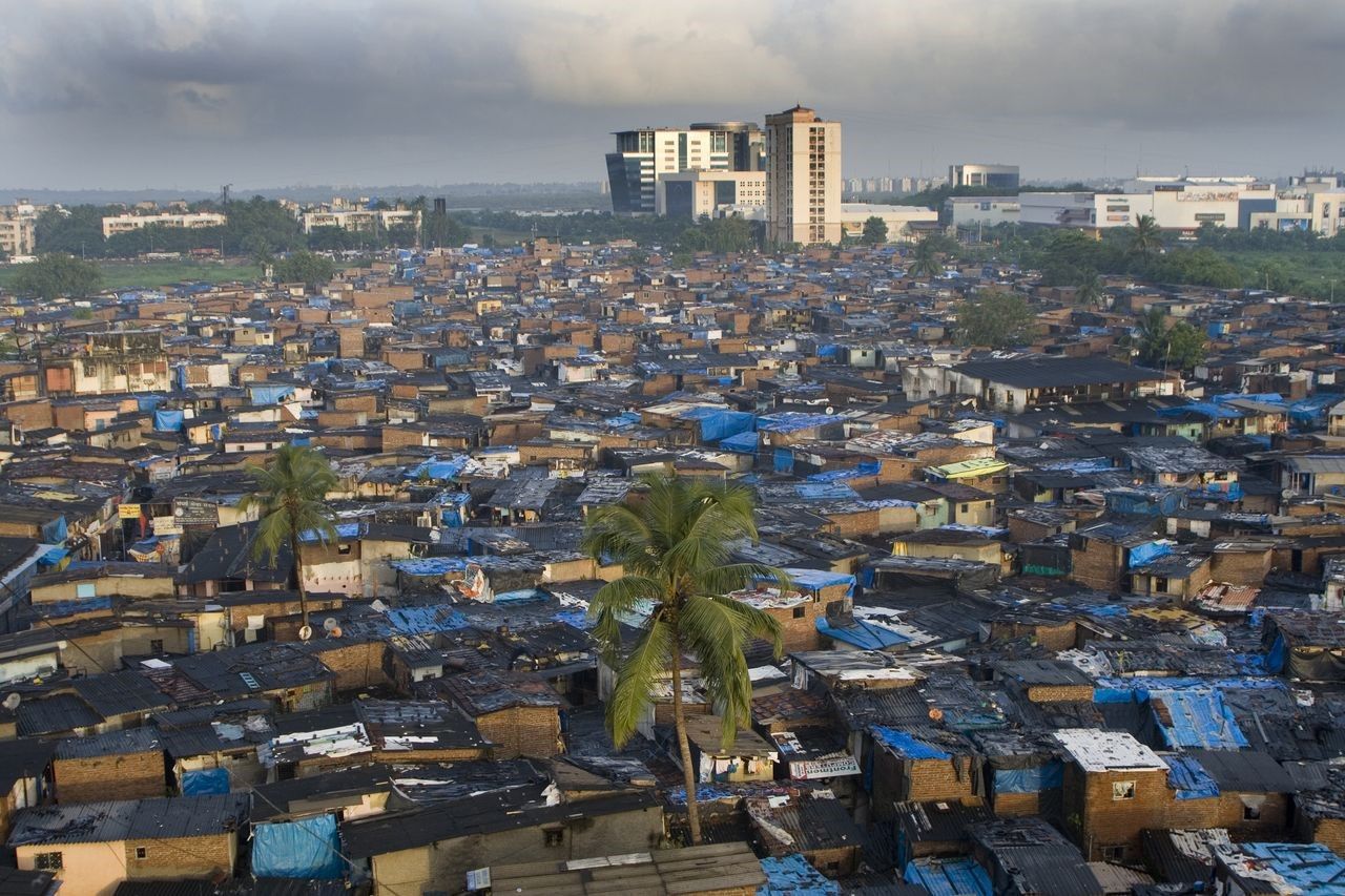 Hochhäusern und dem Armenviertel in Dharavi