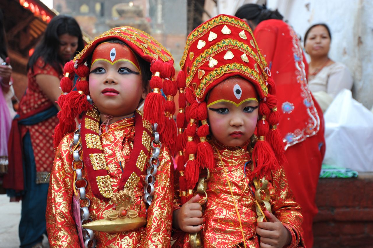 junge Mädchen, die sich während des Indra Jatra Festivals in Kathmandu als Kumari verkleidet haben