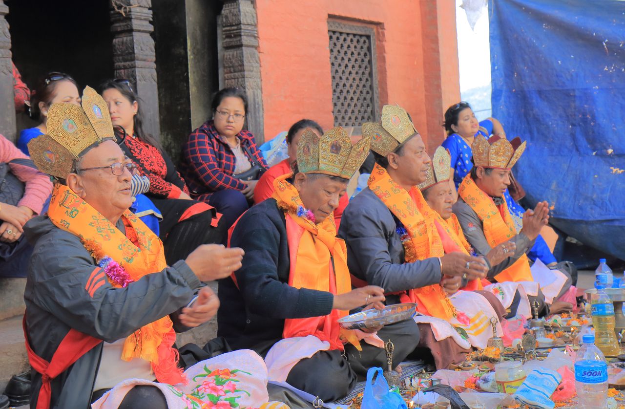 Cent Beten bei der religiösen Zeremonie im Swayambhunath Stupa Tempel Kathmandu