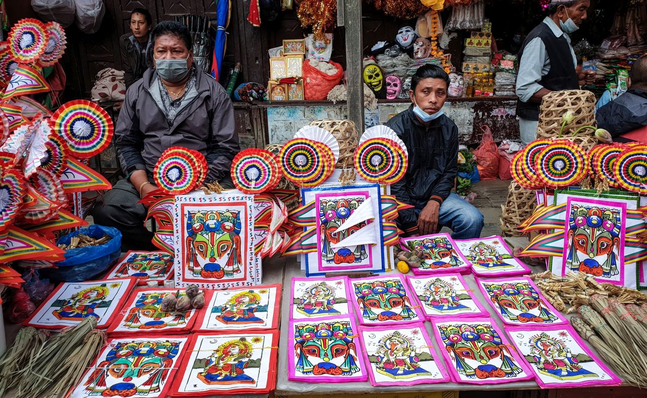 Nepalesen verkaufen Kuhkopfmasken in Kathmandu