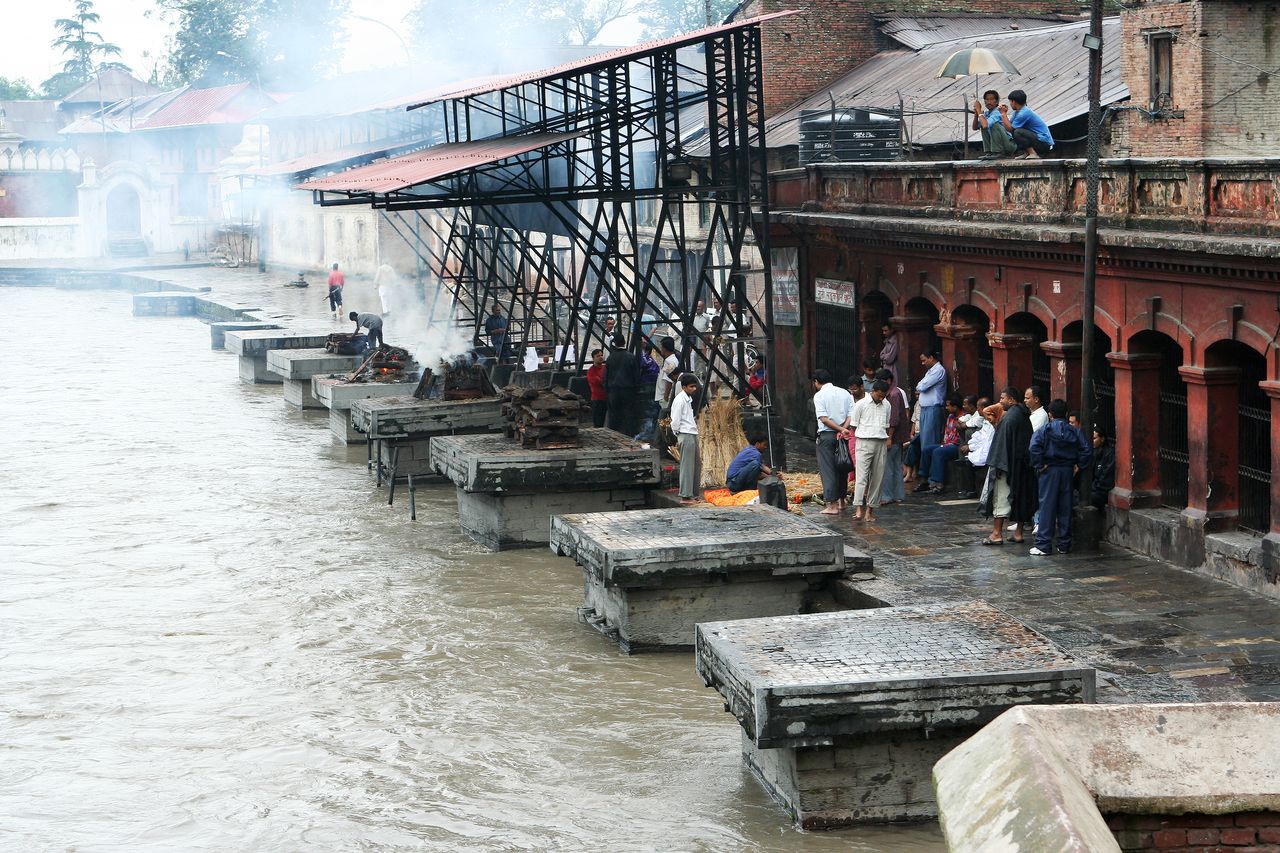 Einäscherung Ghat Bagmati Fluss Kathmandu
