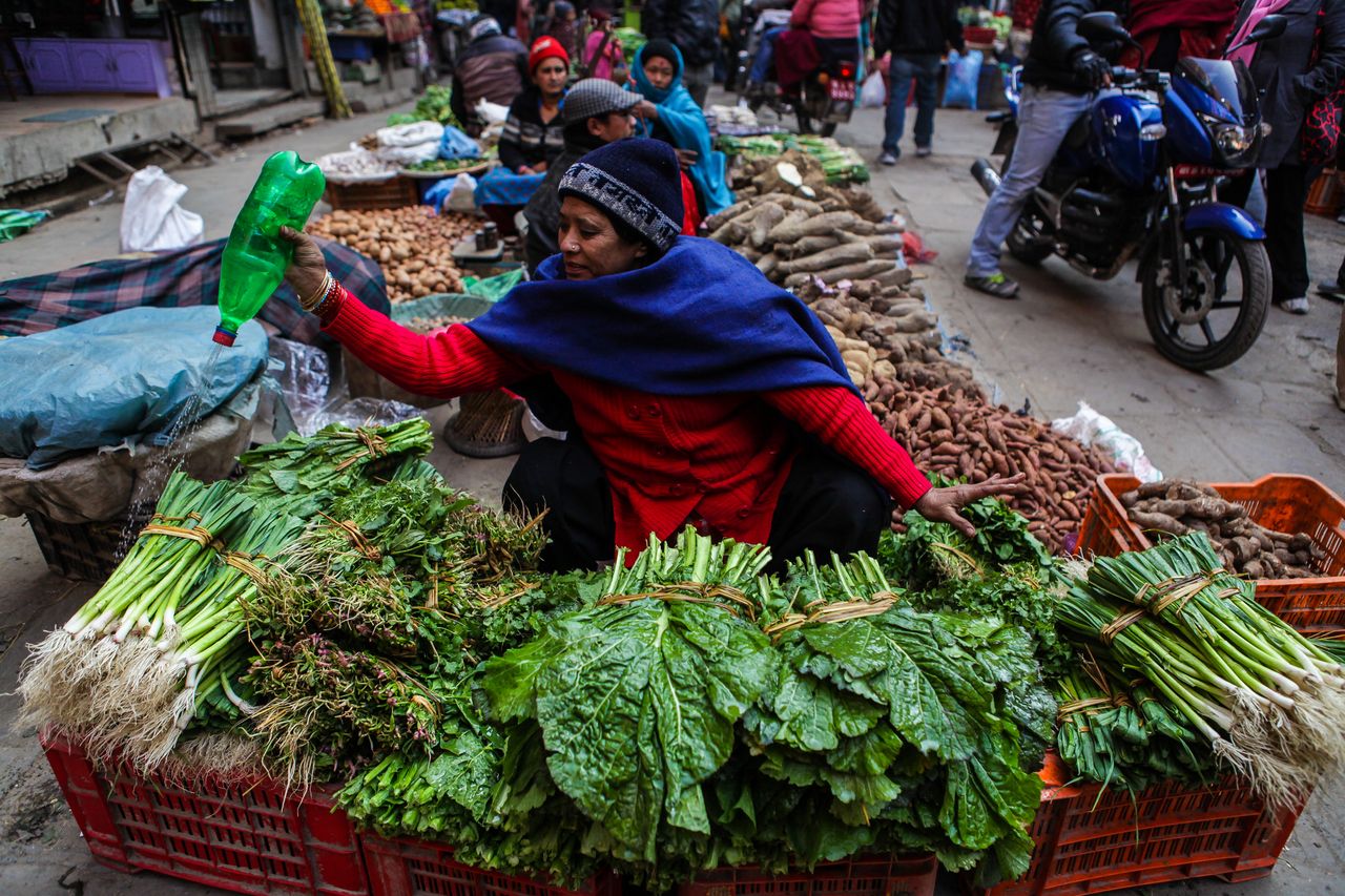 Menschen auf der Straße verkaufen Gemüse in Kathmandu