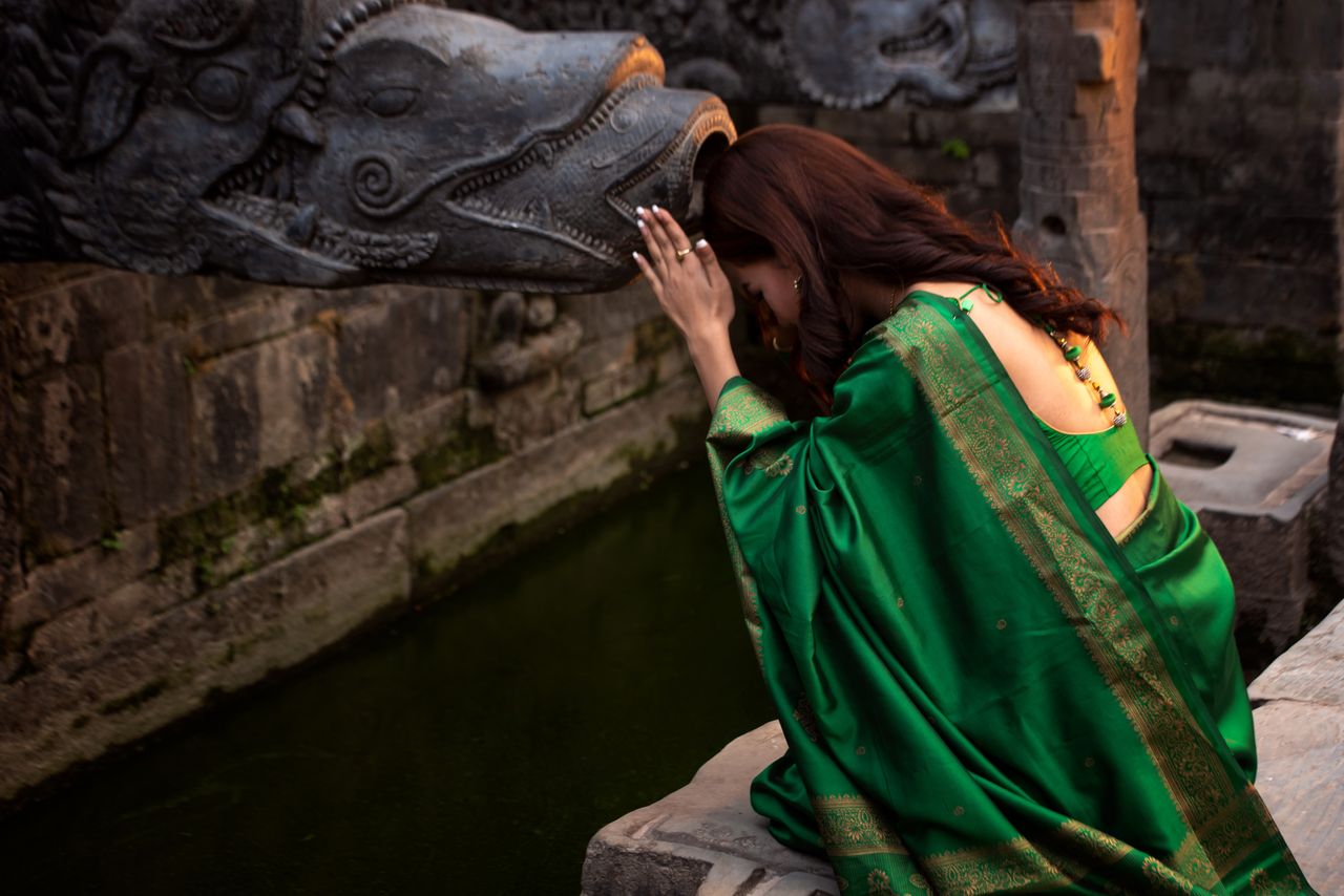 junge Frau bei einem religiösen Ritual in Kathmandu