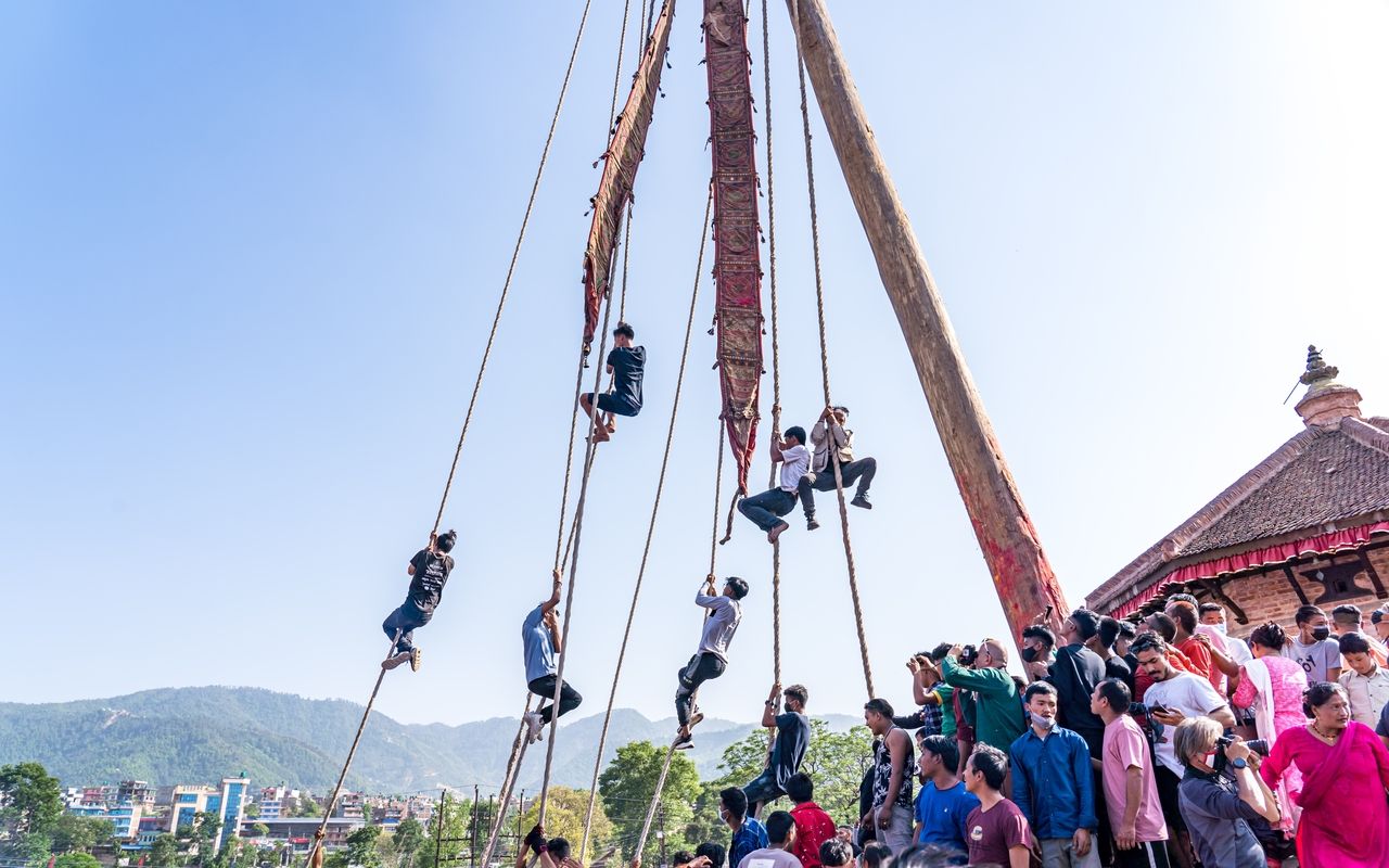 Personen klettern beim Biska-Festival Bhaktapur am Seil
