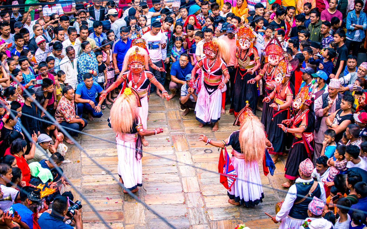 Maskierte tanzen vor dem Nil-Barhi-Tanzfestival in Bhaktapur