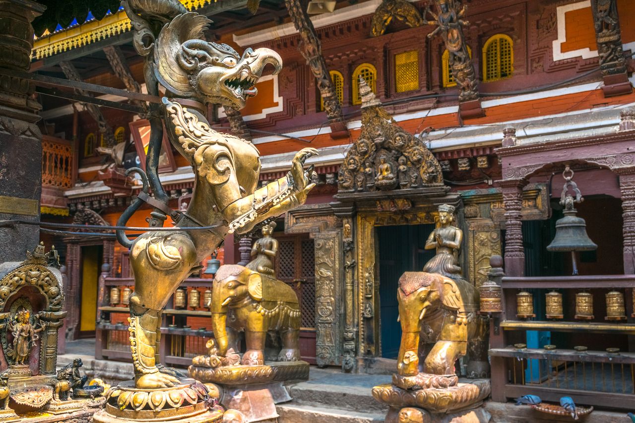 goldene Dekorationsfiguren im Tempel in Patan Kathmandu