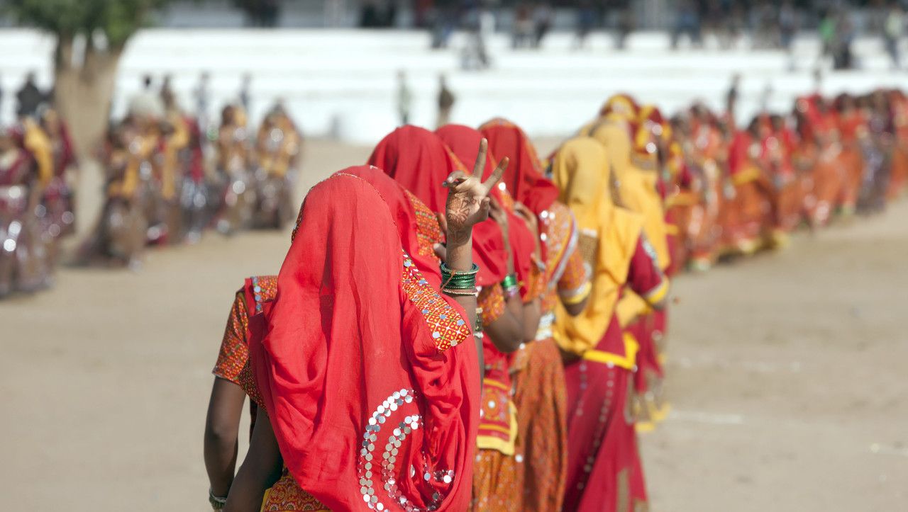 Eine Gruppe nicht identifizierter Mädchen in farbenfroher ethnischer Kleidung besucht die Pushkar-Messe