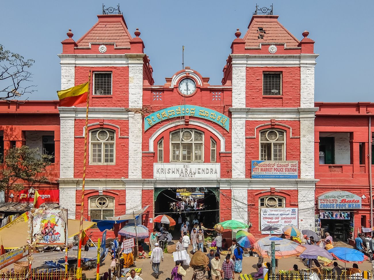 geschäftiger, lebendiger und überfüllter KR Market Bangalore