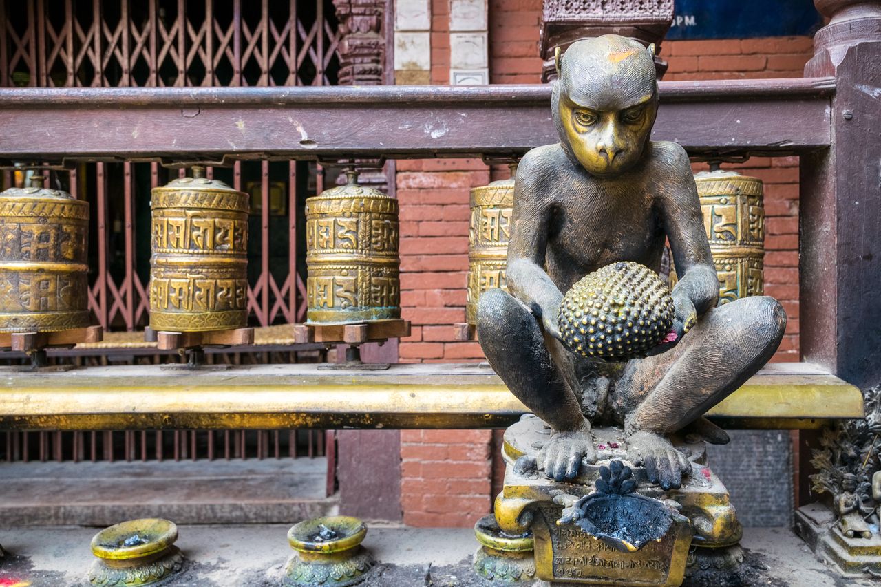 goldene Skulptur des Gebetsradzylinders des Affen im heiligen hinduistischen Tempel kathmandu