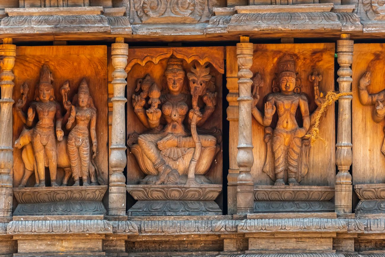geschnitzte Idole im Yoga Nandeeshwara Tempel geparkt. Nandi Hills Bangalore