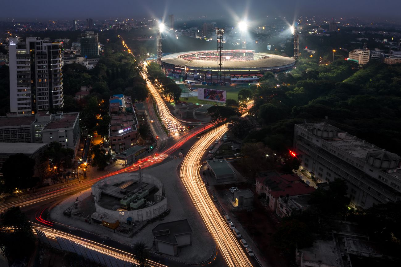 Atemberaubende Ampelpfade bei Nacht rund um das Chinnaswamy Cricket Stadium, Bangalore
