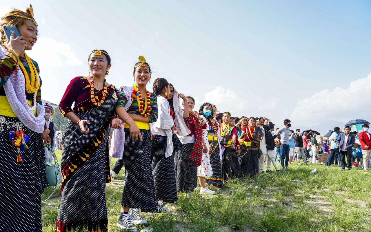Menschen aus der Kirat-Gemeinde tragen traditionelle Kleidung für das Ubhauli-Fest in Kathmandu