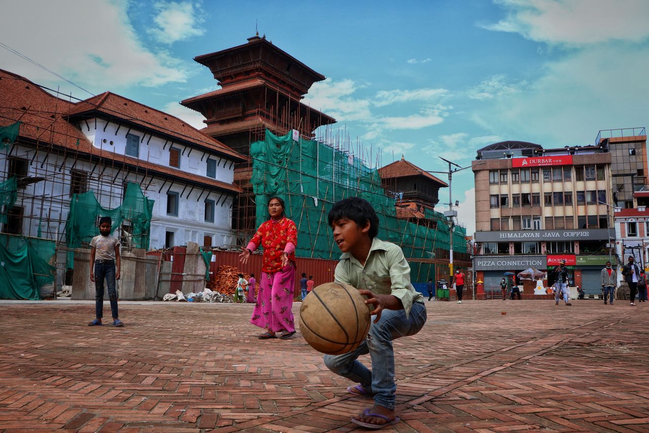 Kinder spielen Volleyball vor dem Basantapur Durbar Square in Kathmandu