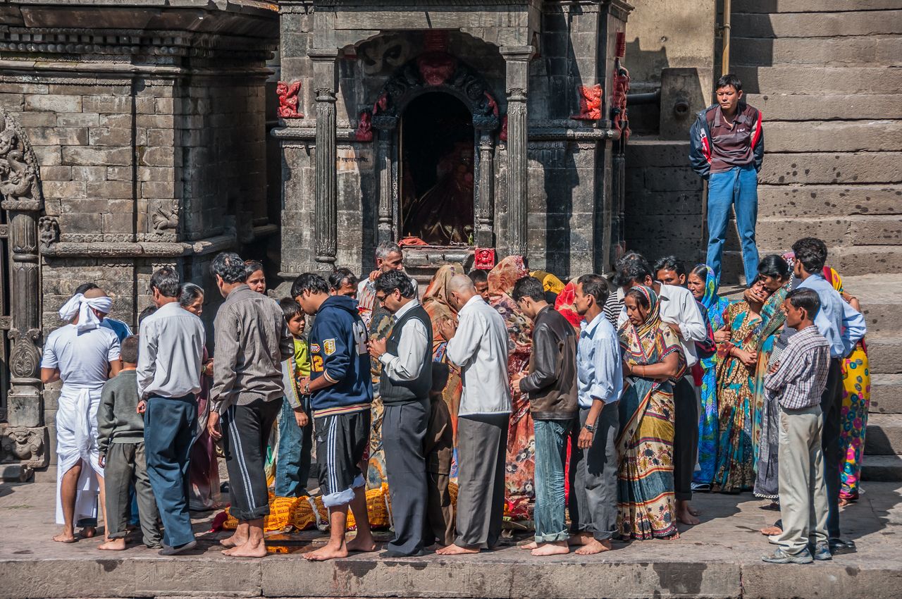 Menschen gehen um den Pashupatinath-Tempel Kathmandu herum