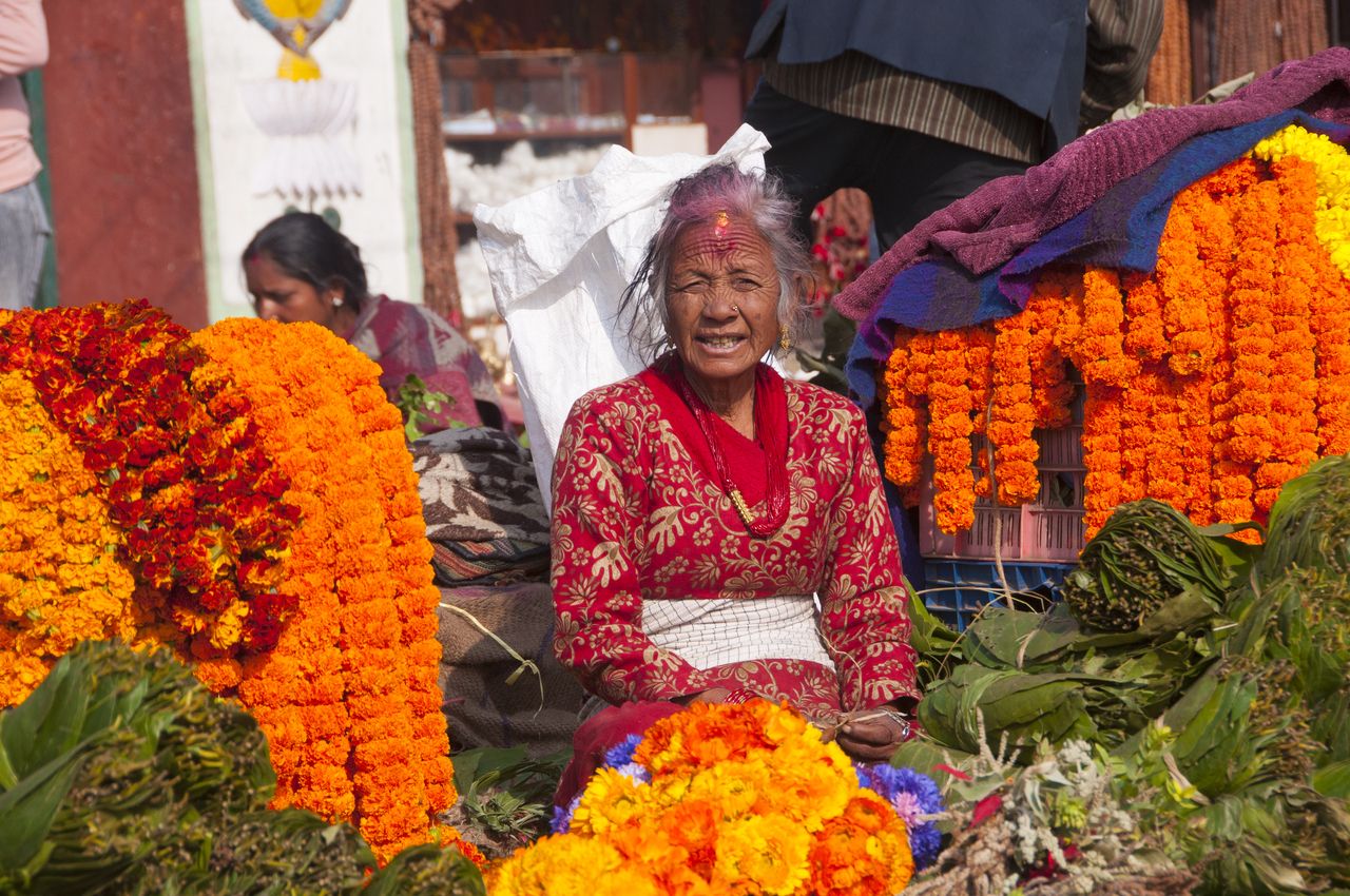 Verkäuferinnen verkaufen Ringelblumenkette Pashupatinath-Tempel