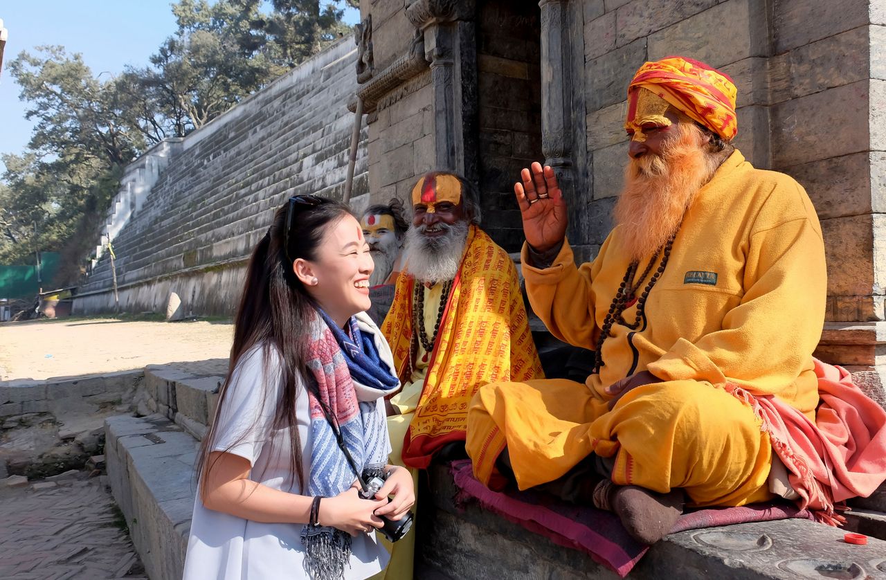 Tourist mit Mönch Pashupatinath-Tempel in Nepal