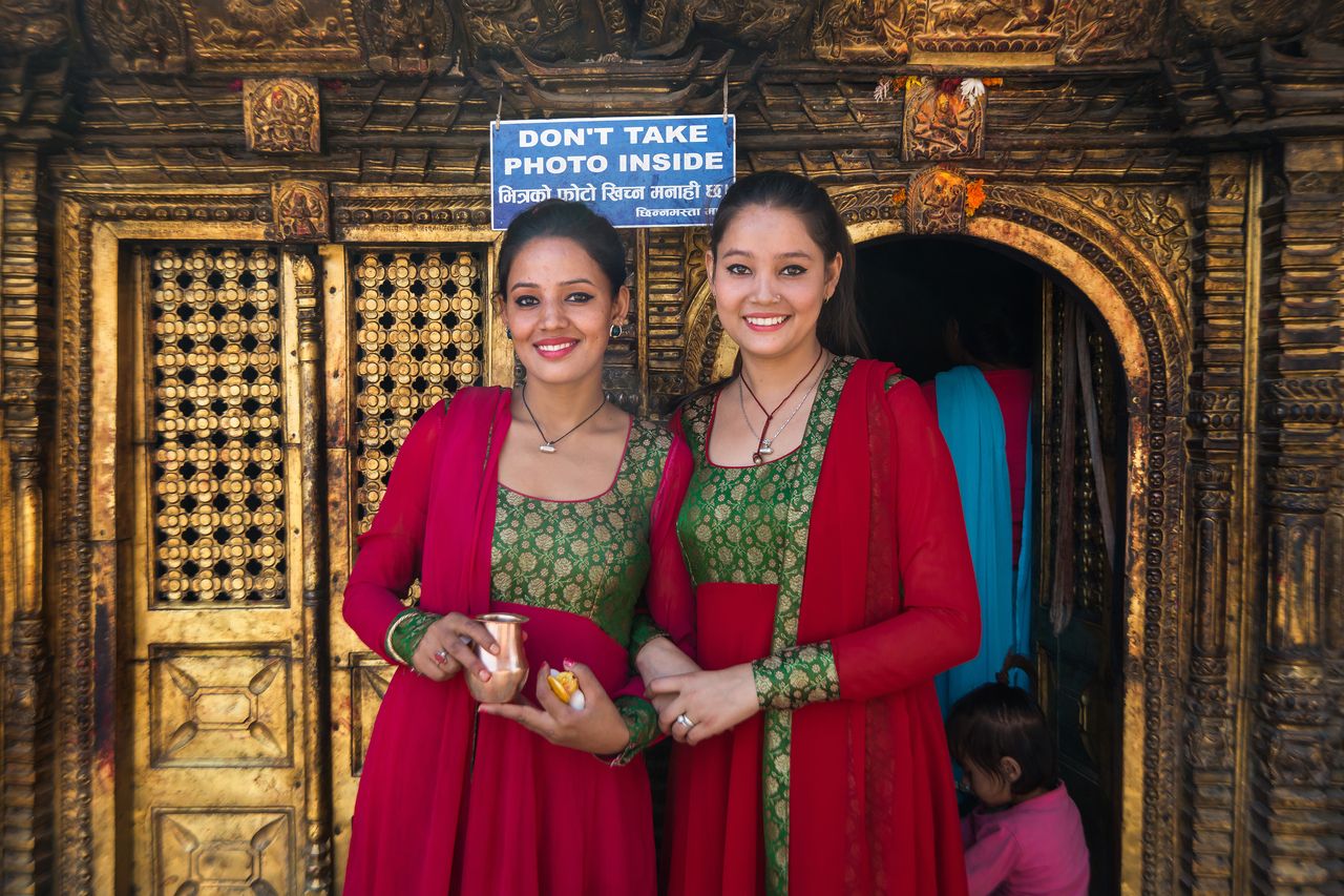 Menschen aus Neapel statten dem Vishnu-Hindu-Tempel in Kathmandu einen Besuch ab