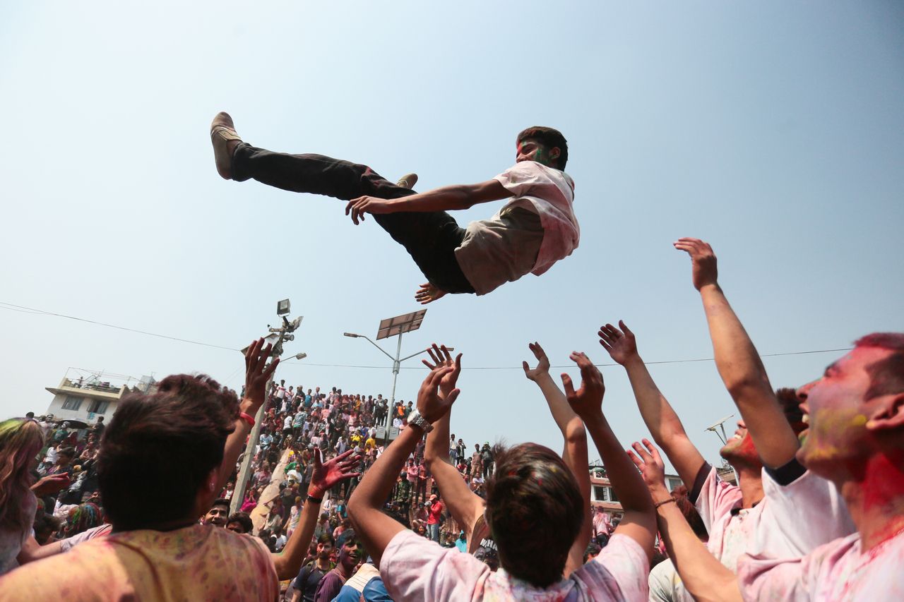 Menschen feiern das Holi-Fest der Farben in Kathmandu