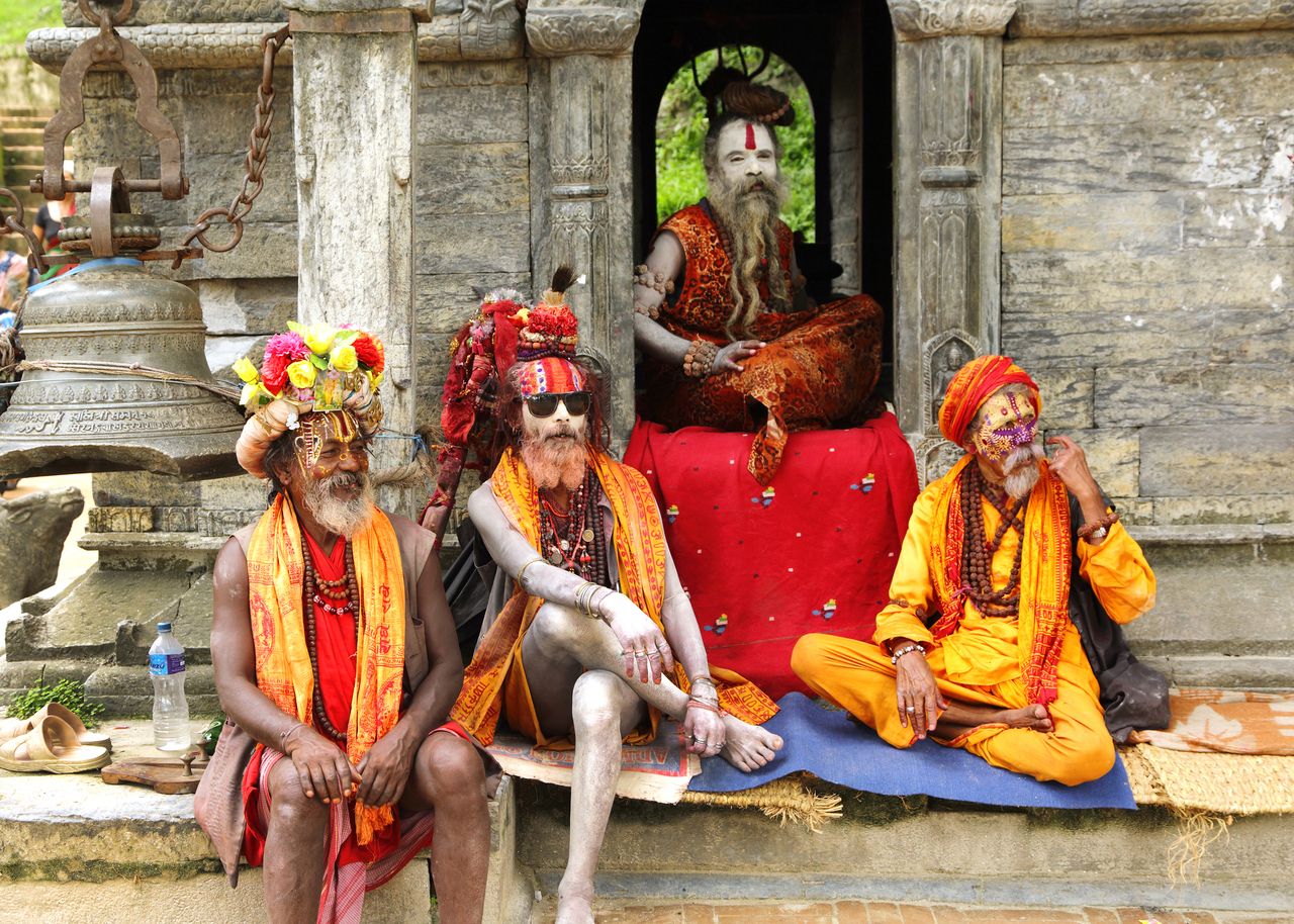 Sadhus sitzen in einem Schrein in der Nähe des Pashupatinath-Temp