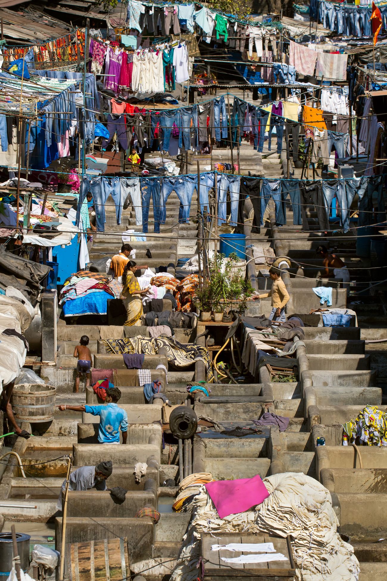 menschen bei dhobi ghat, der größten outdoor-wäscherei der welt
