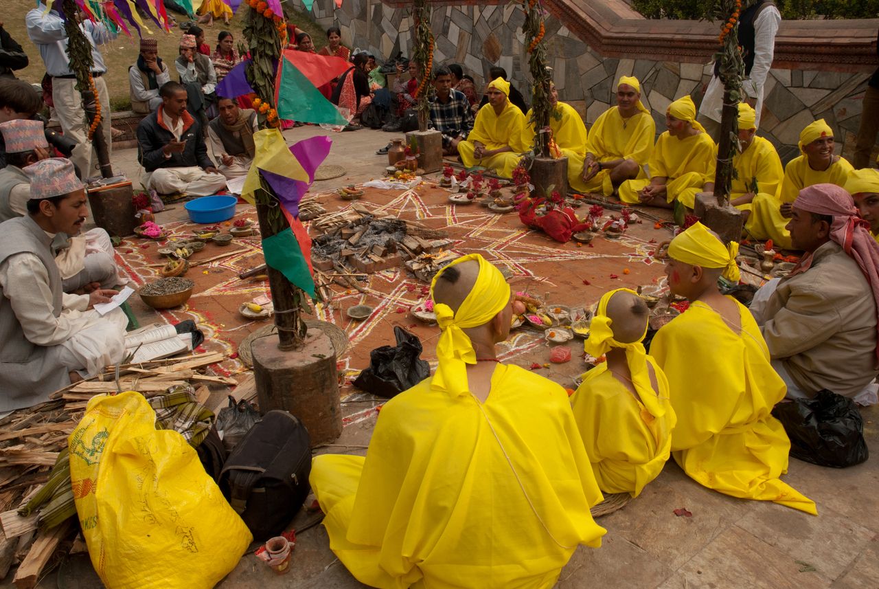 Zeremonie von Menschen, die zum hinduistischen Novizenmönch Kathmandu werden