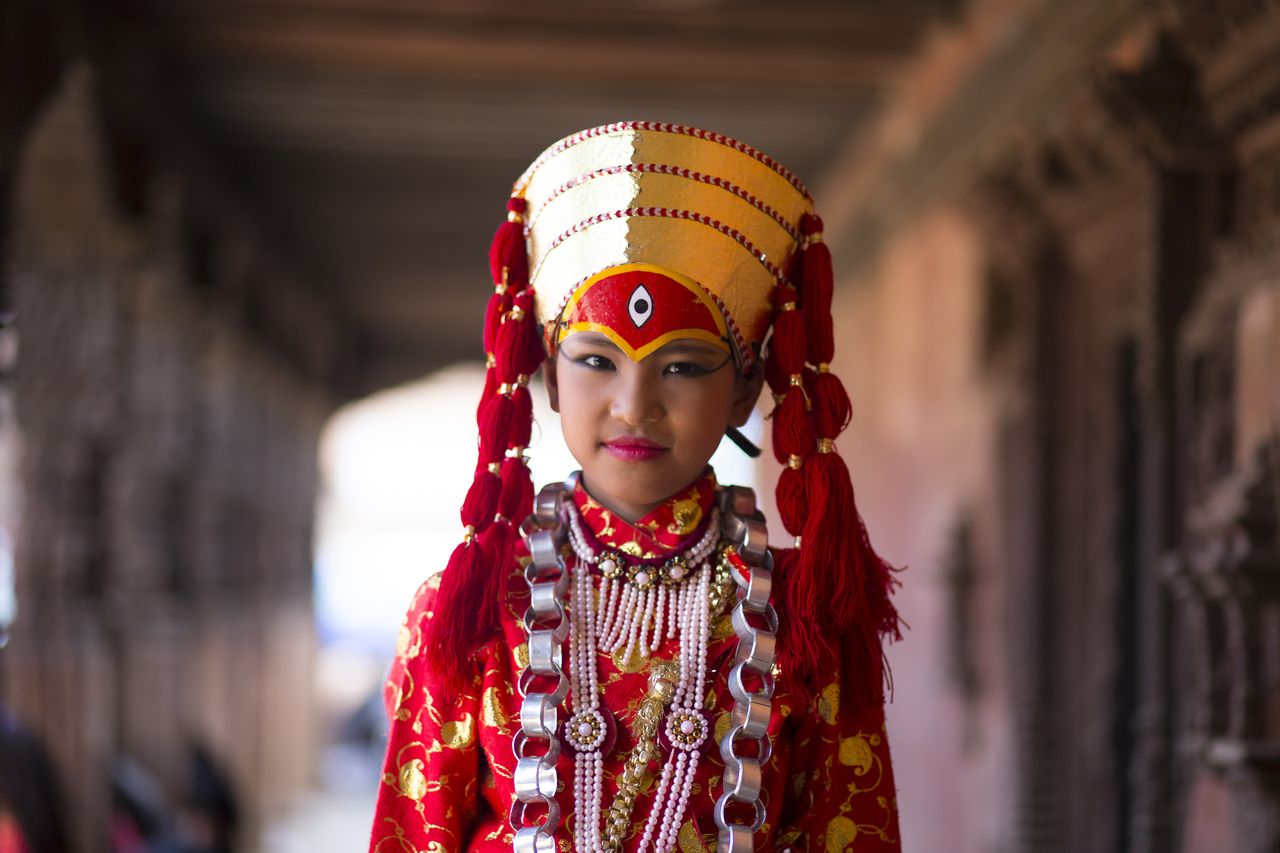 Ein junges Mädchen, das als die Gottheit Kumari Nepal verkleidet ist