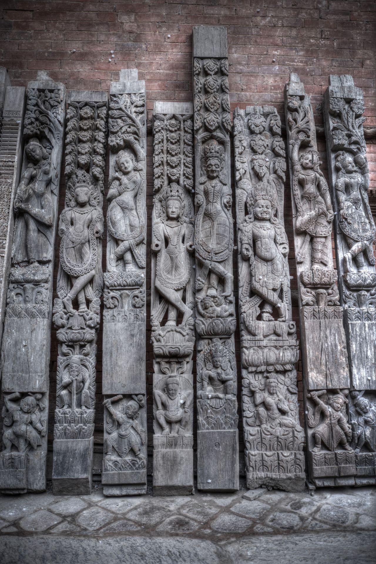 antike Statuen von Nepal aus Stein und Holz geschnitzt