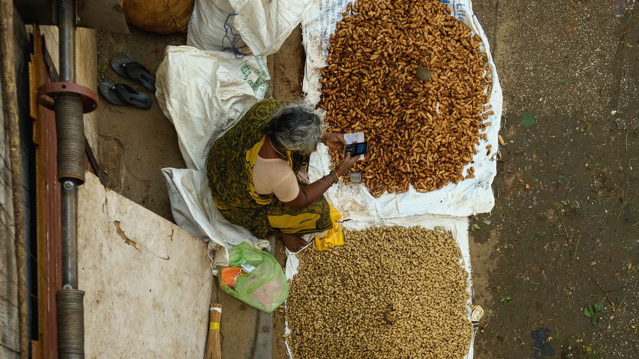 Eine Frau verkauft rohe Erdnüsse auf dem KR Market Bangalore