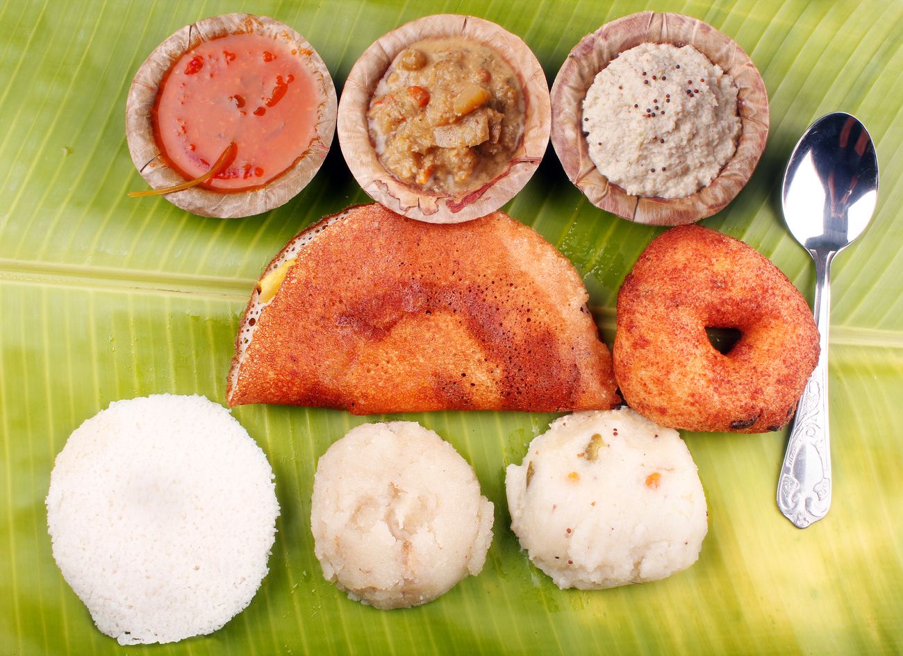 Südindisches Frühstück (Dosa, Idli, Vada usw.) auf einem Bananenblatt