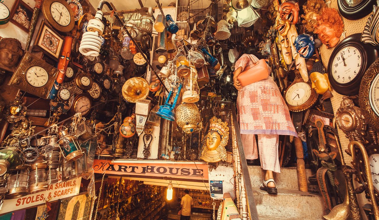 Eine Frau geht in ein Antiquitätengeschäft in Bangalore