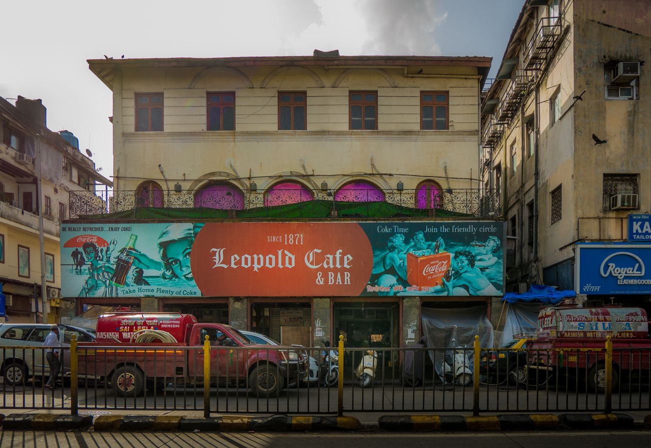 ein jahrhundertealtes leopold cafe und eine bar in colaba mumbai