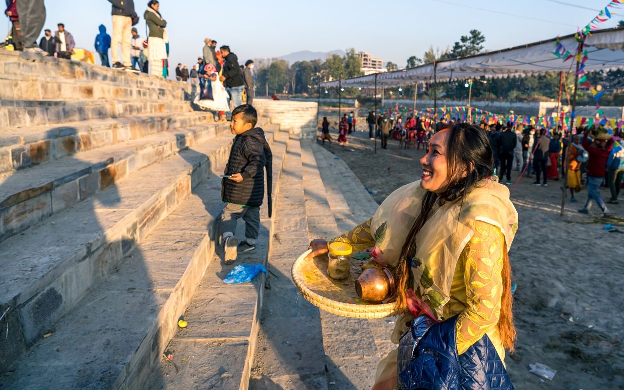Nach der Feier beim Devoti Retouring Home „Chaththa“ Festival Kathmandu