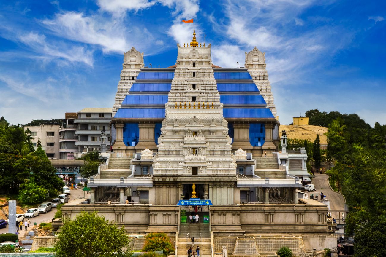 ISKCON Krishna-Tempel unter dem klaren blauen Himmel, Bangalore