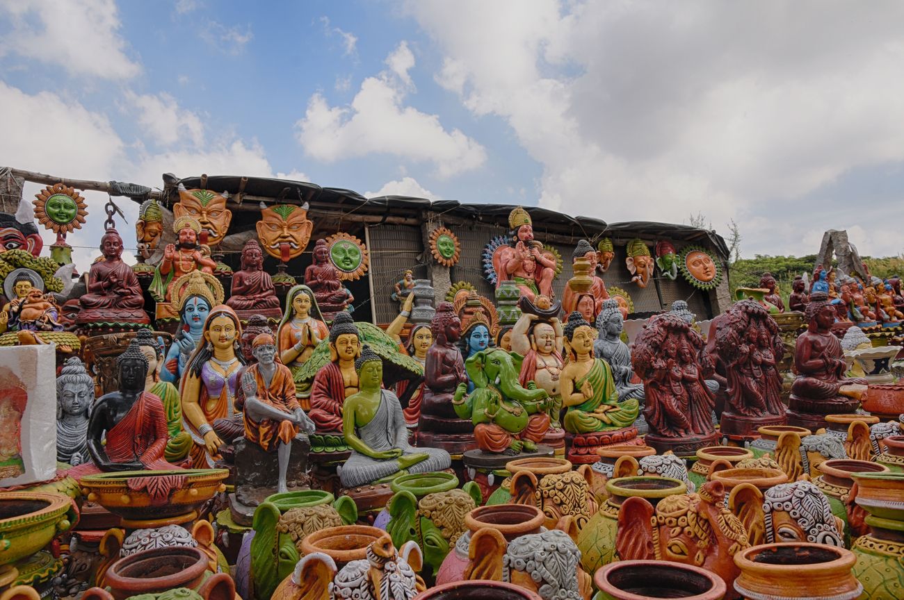 HDR-Keramiktöpfe und Idole des Gottesstraßenmarktes von Bangalore