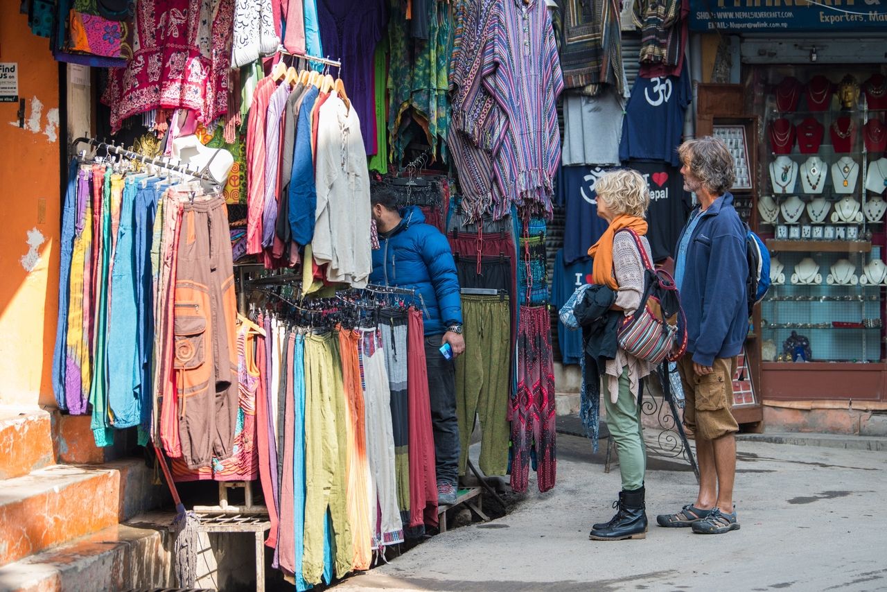Touristen erkunden die Straßen des Zentrums von Kathmandu