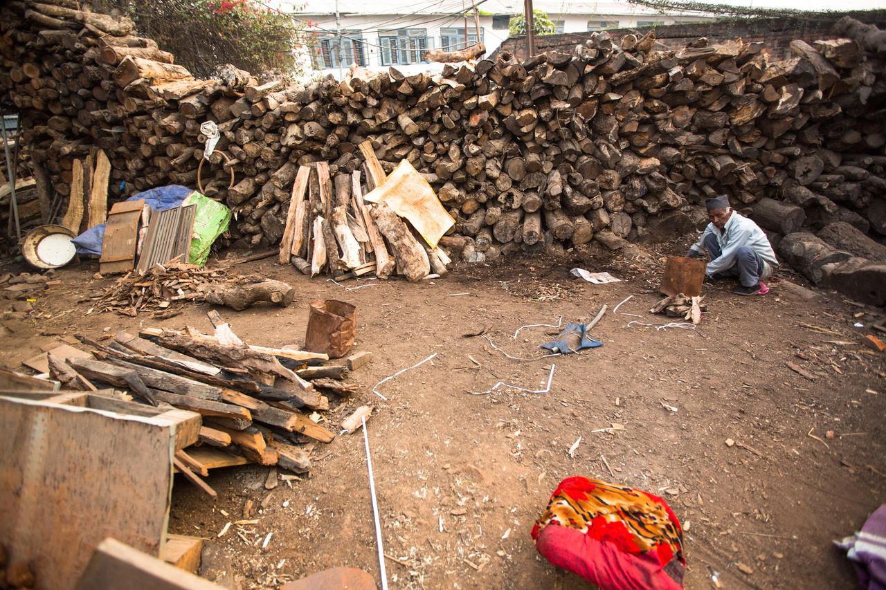 ein Weichholz für Einäscherungsriten in Bhasmeshwar Ghat