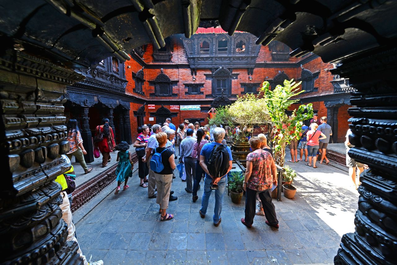 Besucher bestaunen den wunderschönen Innenhof des Kumari-Palastes