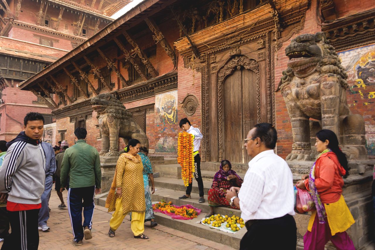 Personen beim Einkaufsstraßenmarkt am Patan Durbar Square in Kathmandu