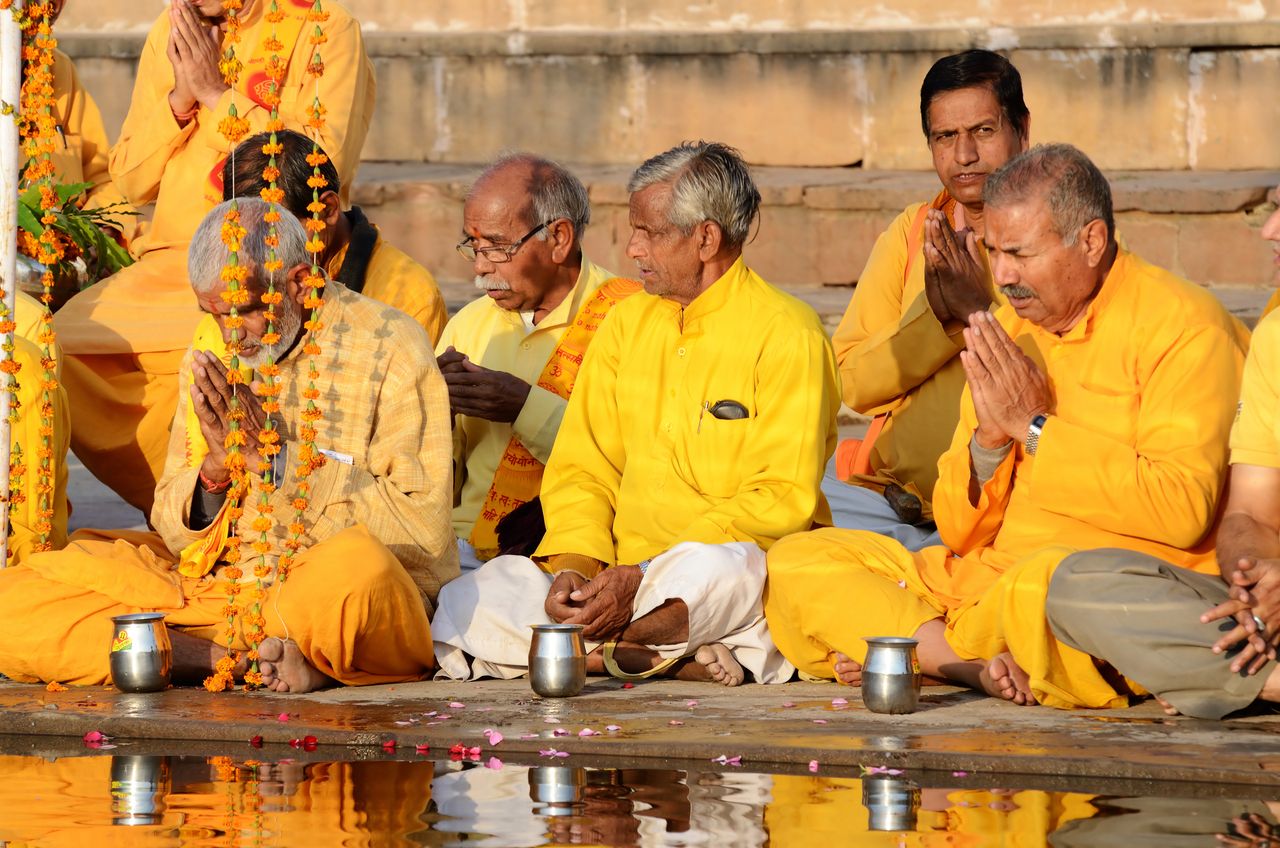 ältere Männer führen Puja durch - rituelle Zeremonie am heiligen Pushkar