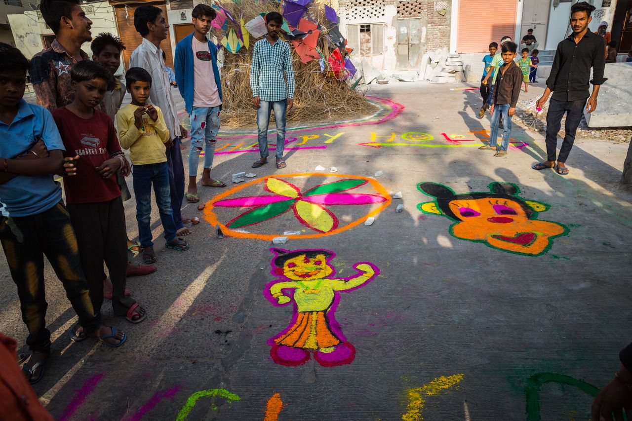 Bunte Bilder von Kindern Holi-Fest gezeichnet